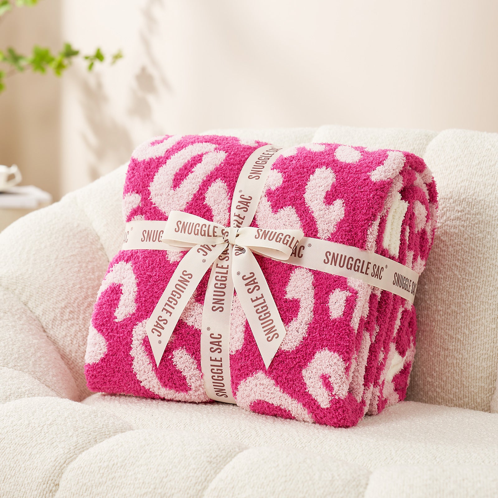 Reversible Leopard Feather Yarn Knit Throw Blanket wrapped with a ribbon as a perfect gift#Color_Hot Pink